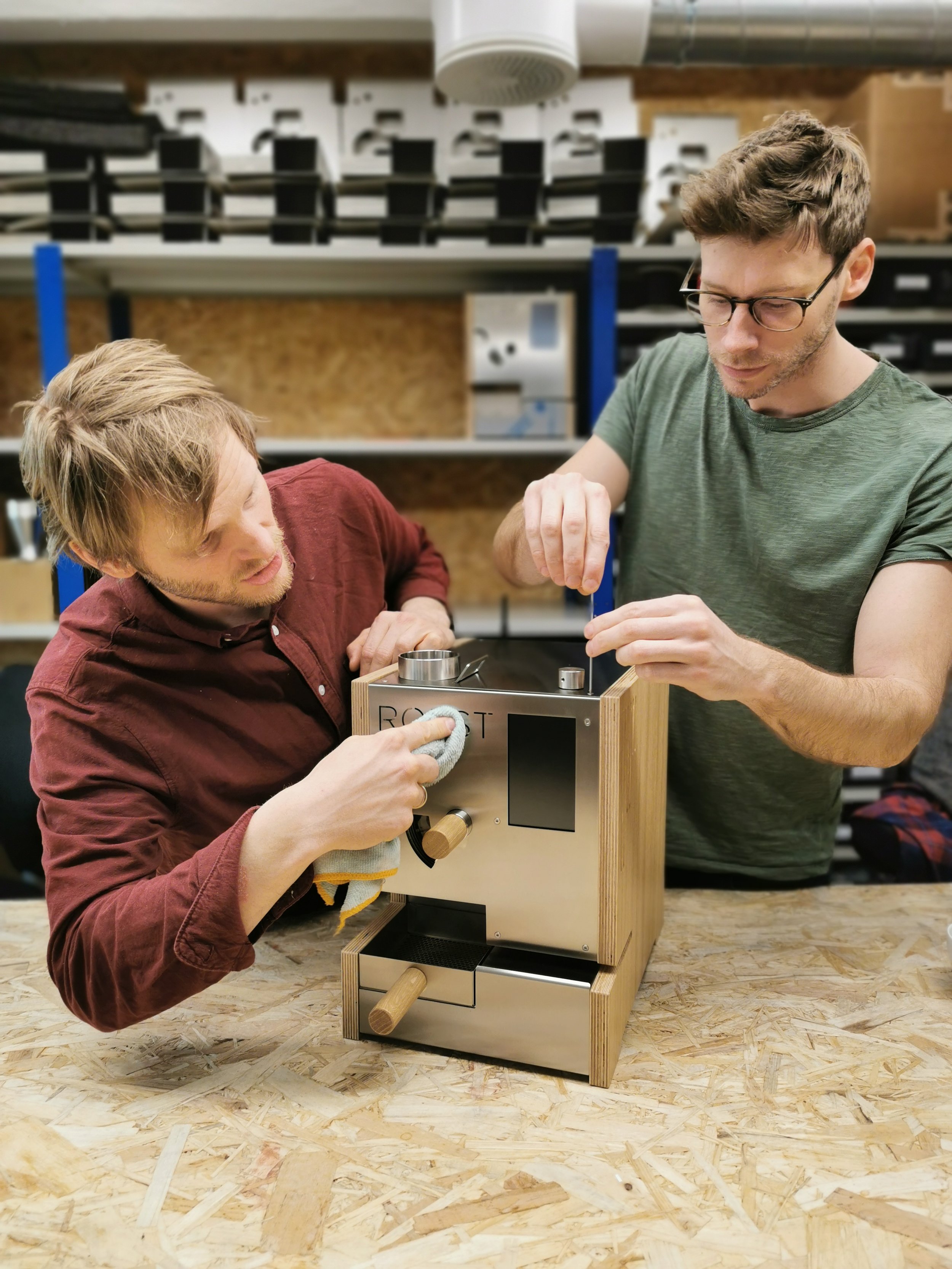 Trond and Sverre assembling the sample roaster